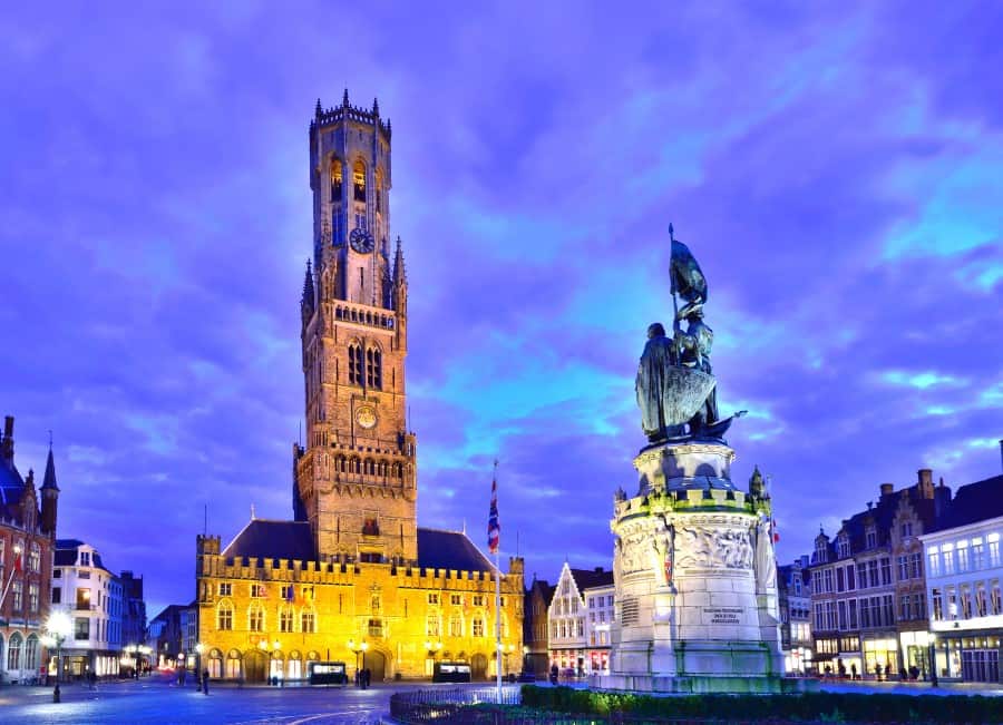 Дозорная башня на Площади Гроте-Маркт в Брюгге