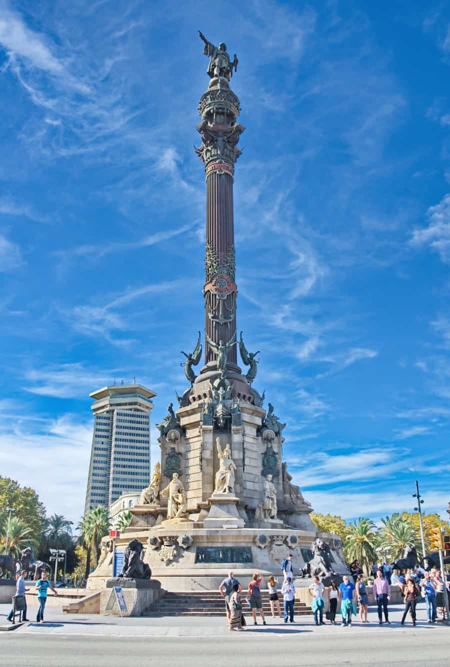 Барельеф и портал памятника Колумбу в Барселоне