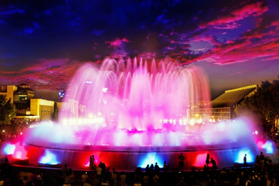 Шоу света фонтанов Монжуика в Барселоне
