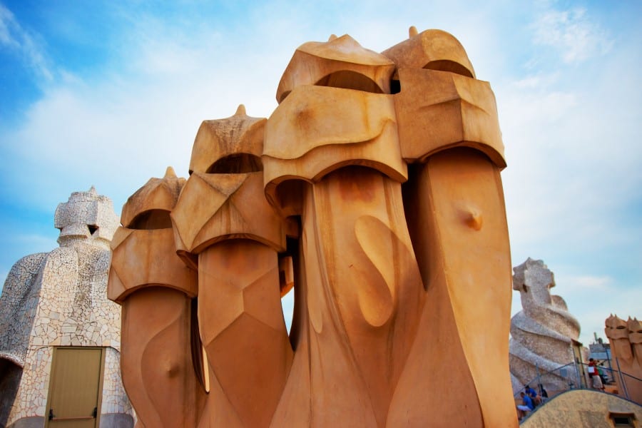 Скульптуры на доме Мила в Барселоне